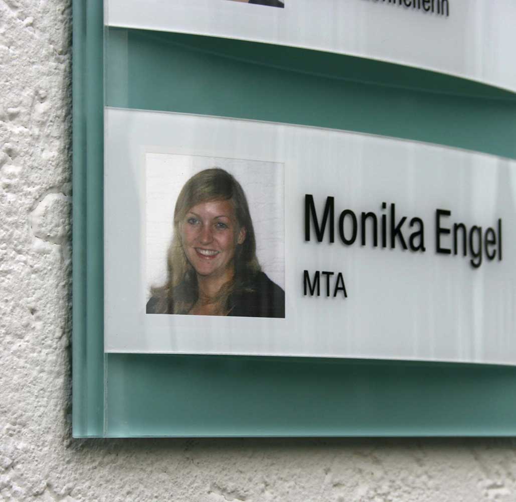Mitarbeiter-Display - 225 x 500 mm - Überschrift + 4 Mitarbeiter-Copy