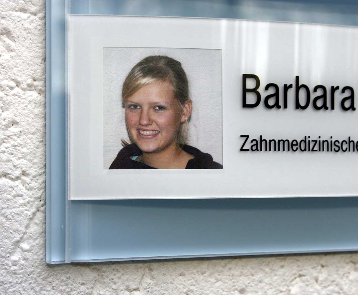 Mitarbeiter-Display - 225 x 500 mm - Überschrift + 4 Mitarbeiter-Copy