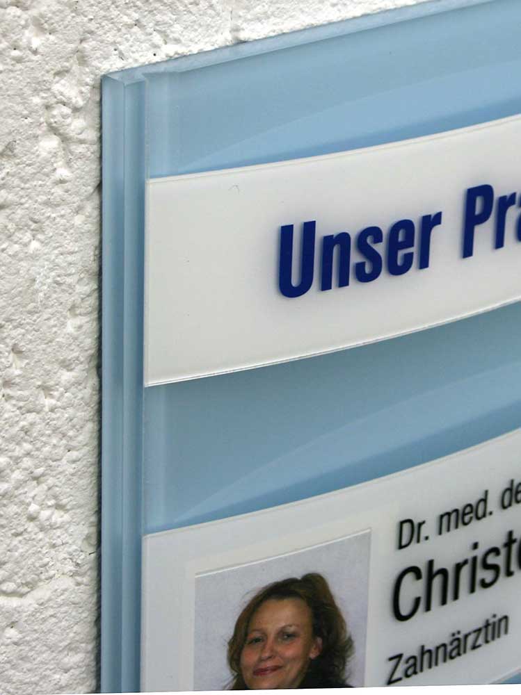 Mitarbeiter-Display - 225 x 500 mm - Überschrift + 4 Mitarbeiter-Copy